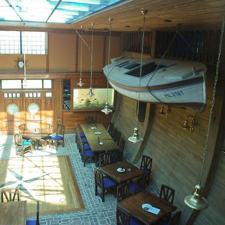 Hotel Marina Hermanuv Mestec Экстерьер фото